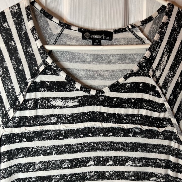 Signature Studio Women’s Large Black & White Striped Shirt - Picture 6 of 10
